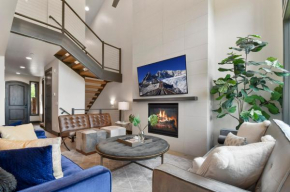 Walk to Skiing at Frostwood Gondola, Luxury Townhome on Golf Course, Private Hot Tub, Mountain Views